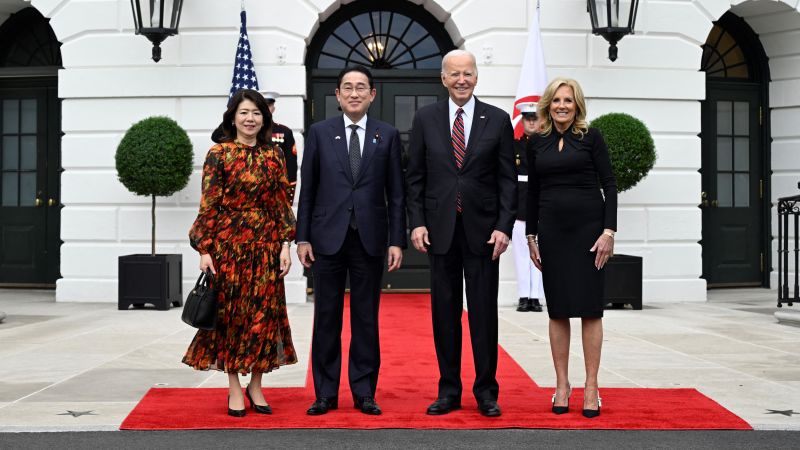 Байдън разстила дипломатическия – и буквално – червения килим за държавното посещение в Япония