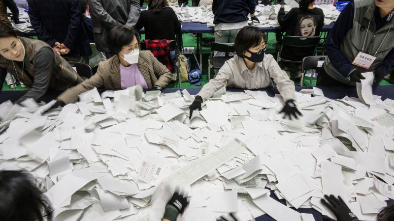 Опозицията в Южна Корея печели съкрушително гласуване в средата на мандата в огромен удар срещу президента Юн