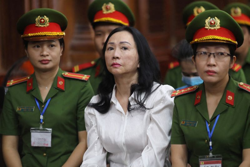 Truong My Lan: Vietnam tycoon sentenced to death i