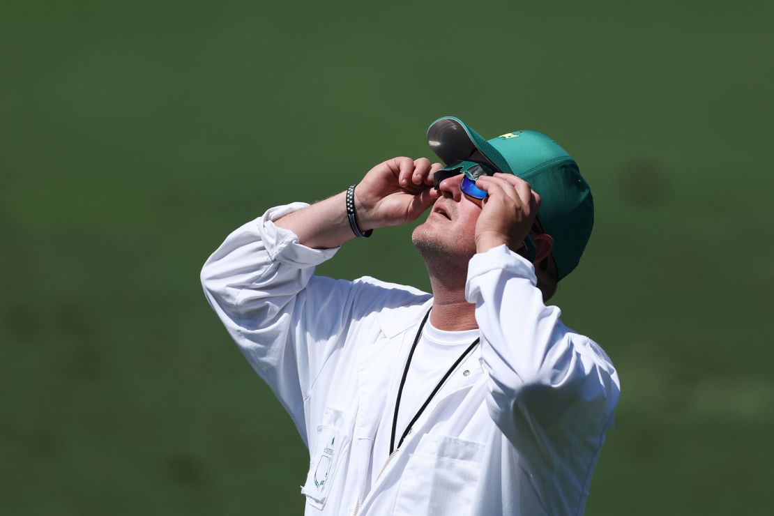 Caddies also donned solar glasses.