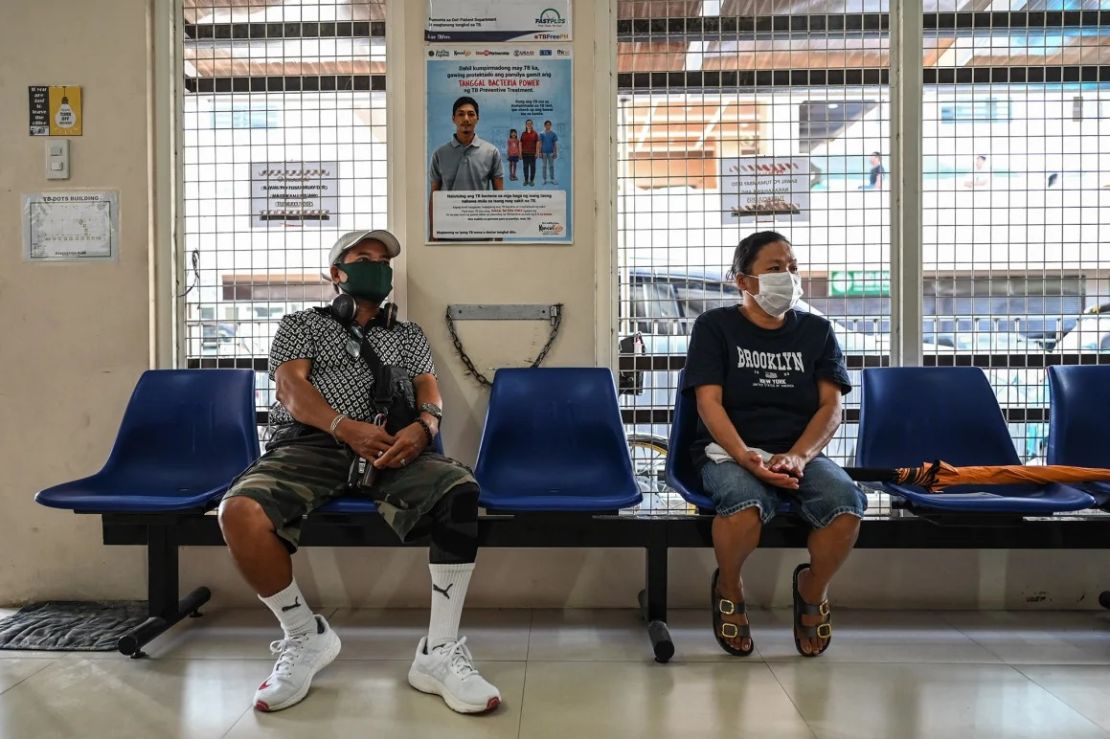 Dos pacientes esperan una consulta por tuberculosis resistente a los medicamentos en un hospital de Filipinas.