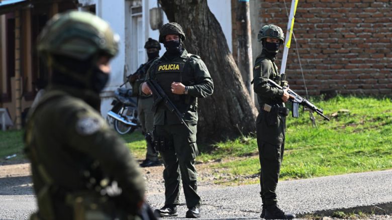 (Imagen ilustrativa) Policías colombianos montan guardia cerca del lugar donde estalló un coche bomba en Miranda, departamento del Cauca, Colombia, el 12 de abril de 2024.
