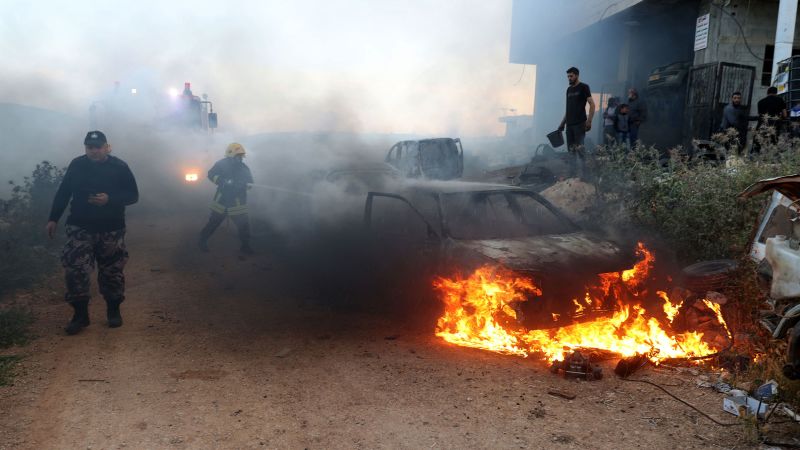 Израелски заселници щурмуват село на Западния бряг, подпалвайки коли и домове