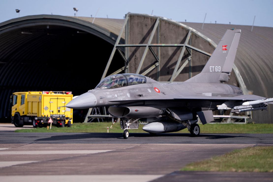 El ministro de Defensa de Argentina, Luis Petri, a bordo de un avión F-16 danés en el aeropuerto de Skrydstrup, Dinamarca, antes de la firma del contrato para la venta de 24 aviones de combate a Argentina.