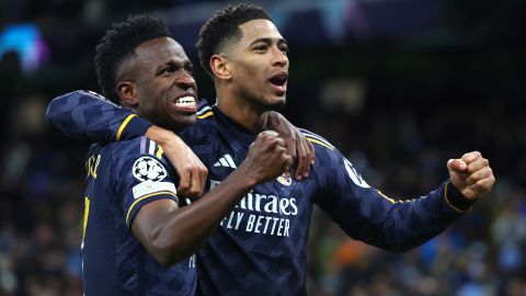 MANCHESTER, ENGLAND - APRIL 17:  Vinicius Junior & Jude Bellingham of Real Madrid celebrate victory in a penalty shootout during the UEFA Champions League quarter-final second leg match between Manchester City and Real Madrid CF at Etihad Stadium on April 17, 2024 in Manchester, England.(Photo by Chris Brunskill/Fantasista/Getty Images)