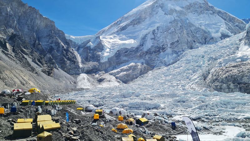 Kenyan mountaineer dead and Nepali sherpa missing after trying to summit Everest without supplemental oxygen