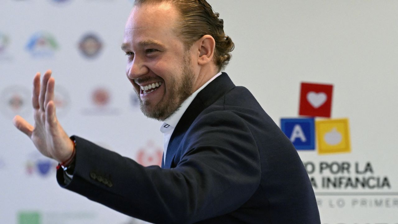 Mexican opposition Mexico's City Mayor candidate, Santiago Taboada of the Fuerza y Corazon por Mexico coalition party, waves befor signing the "Pact for Early Childhood" at the Papalote Museum in Mexico City on April 22, 2024. (Photo by ALFREDO ESTRELLA / AFP) (Photo by ALFREDO ESTRELLA/AFP via Getty Images)