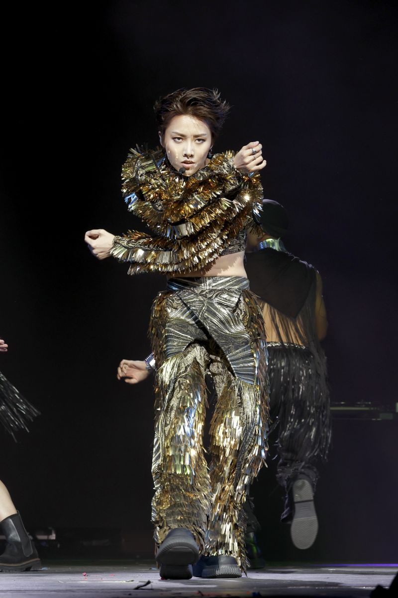 Chinese singer Xin Liu (who also goes by Liu Yuxin) performed in a hypnotic gold metallic set by London-based designer Syban Velardi-laufer.