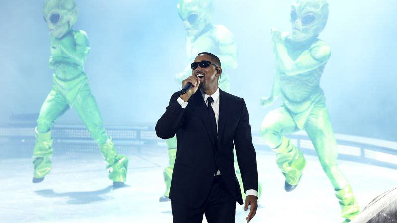 Will Smith surprises Coachella with Men in Black performance