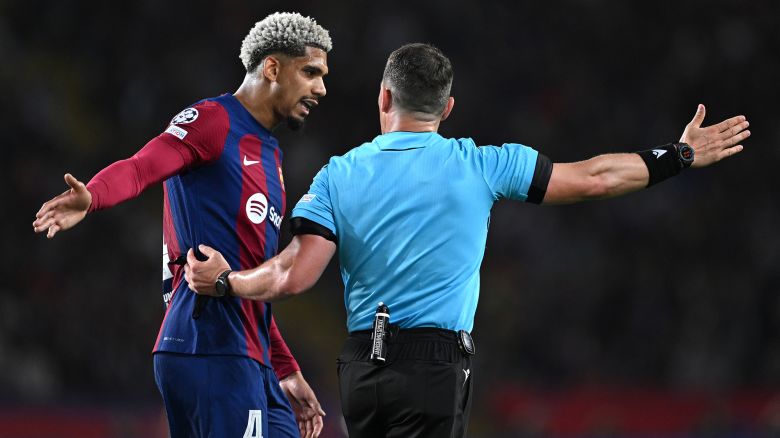 BARCELONA, SPAIN - APRIL 16: Ronald Araujo of FC Barcelona reacts towards Referee Istvan Kovacs as he is ushered off after being shown a red card following a foul on Bradley Barcola of Paris Saint-Germain (not pictured) during the UEFA Champions League quarter-final second leg match between FC Barcelona and Paris Saint-Germain at Estadi Olimpic Lluis Companys on April 16, 2024 in Barcelona, Spain. (Photo by David Ramos/Getty Images)