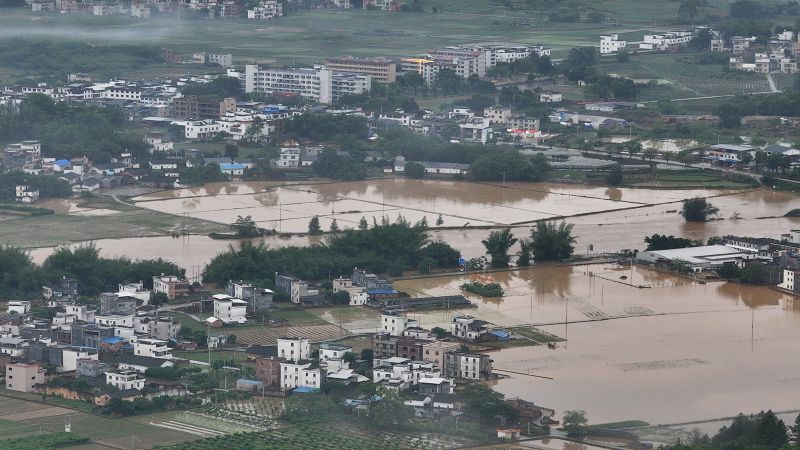 Проливни дъждове удариха Южен Китай през уикенда  наводнявайки домове улици и