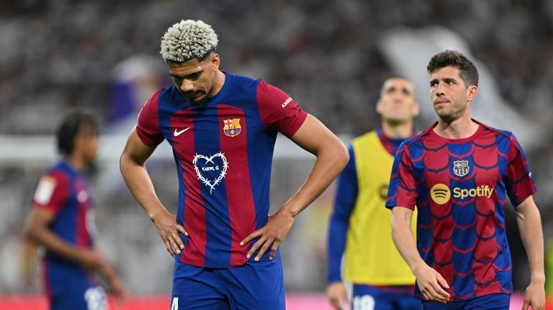 MADRID, SPAIN - APRIL 21: Ronald Araujo of FC Barcelona shows his dejection at the end of the LaLiga EA Sports match between Real Madrid CF and FC Barcelona at Estadio Santiago Bernabeu on April 21, 2024 in Madrid, Spain. (Photo by David Ramos/Getty Images)