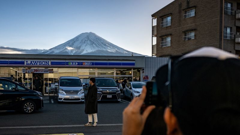 Превишен японски град, който поставя бариера от осем фута, за да блокира туристически снимки на планината Фуджи