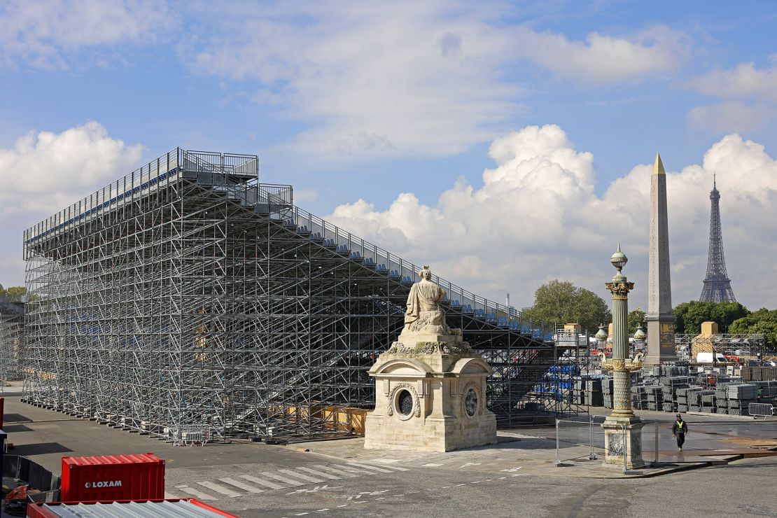 Pekerjaan konstruksi dimulai pada bulan April di lokasi Taman Urban di Place de la Concorde.