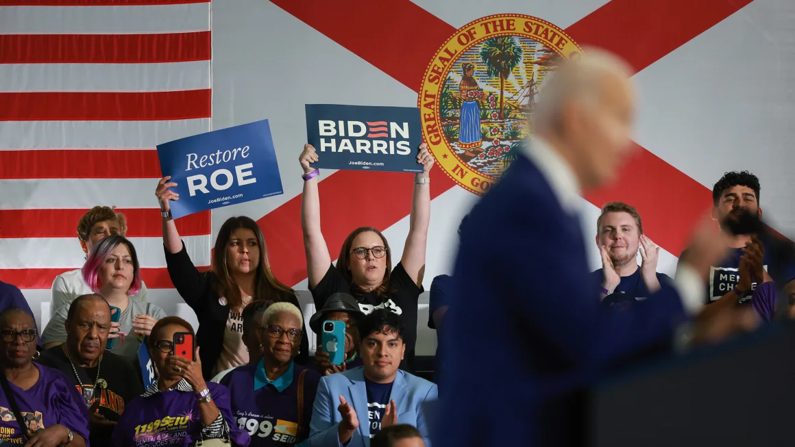 El presidente Joe Biden y sus aliados marcarán esta semana el segundo aniversario de la decisión de la Corte Suprema de anular Roe v. Wade, centrándose en un tema que la campaña del presidente considera clave para su reelección.