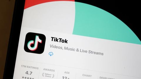 En esta ilustración fotográfica, la aplicación TikTok se muestra en la pantalla de un iPhone el 24 de abril de 2024 en Miami, Florida.