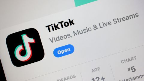 En esta ilustración fotográfica, la aplicación TikTok se muestra en la pantalla de un iPhone el 24 de abril de 2024 en Miami, Florida.
