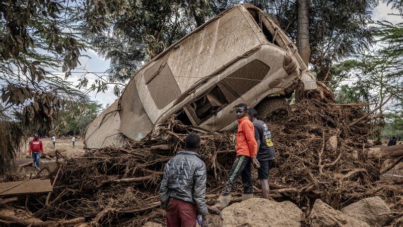 Overstromingen Kenia: tientallen vermisten na weken van zware regenval Overstromingen Kenia: tientallen vermisten na weken van zware regenval