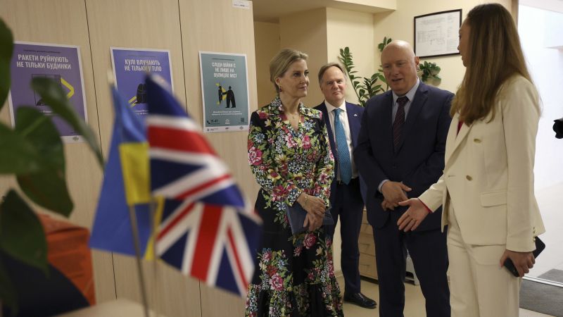 Първото британско кралско посещение в Украйна от началото на руската инвазия