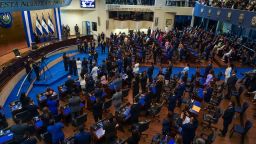 Diputados votan durante la sesión inaugural de la Asamblea Legislativa para la legislatura 20242027 en San Salvador el 1 de mayo de 2024.