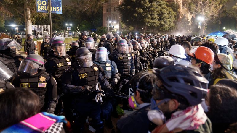 Полицейските тактики по време на протести в кампуса разкриват различия в подходите към обществения ред и научените уроци след Джордж Флойд