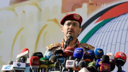 El general de Brigada Yahya Saree Qasim, portavoz del grupo hutí de Yemen, habla durante una manifestación en solidaridad con los palestinos, en la Sanaa controlada por los hutíes el 3 de mayo de 2024, en medio del conflicto en Gaza entre Israel y el movimiento Hamas.