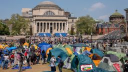 Simpatizantes propalestinos siguen manifestándose con un campamento de protesta en el campus de la Universidad de Columbia el 29 de abril de 2024 en Nueva York.