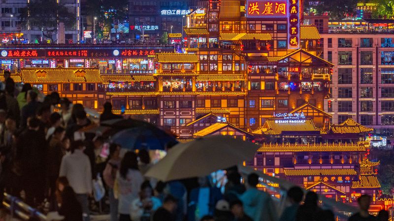 تنتعش السياحة في الصين خلال عطلة عيد العمال لكن المسافرين يصبحون مقتصدين