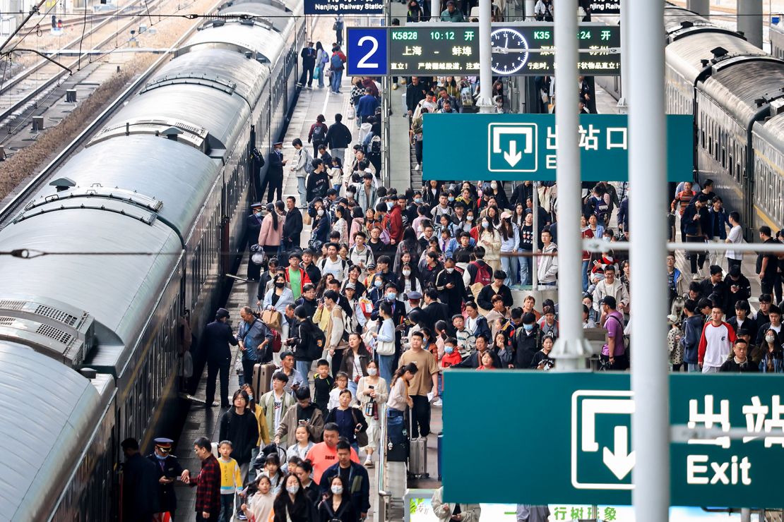 Passengers at Nanjing Railway Station in East China's Jiangsu province on May 5, the last day of the Labor Day holiday.