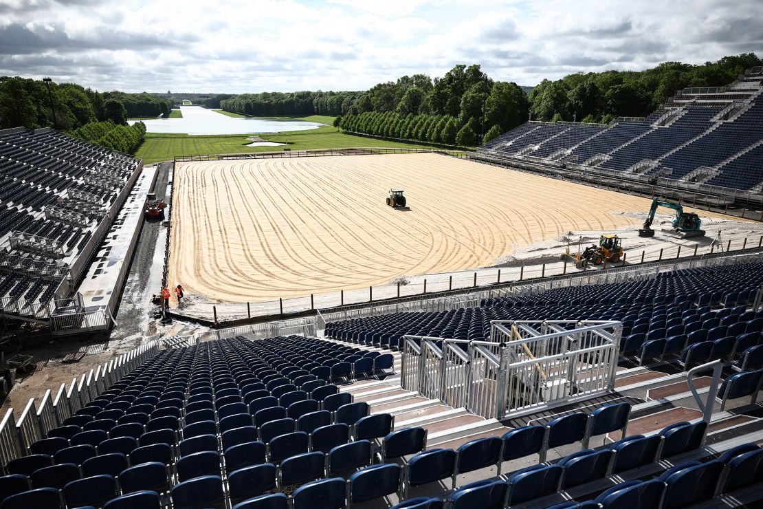 Infrastruktur sementara yang sedang dibangun di Parc du Château de Versailles, di Versailles.