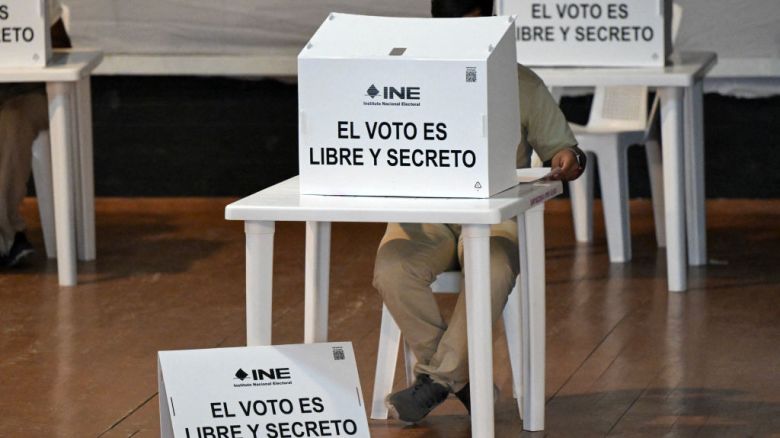 Internos del Centro de Reclusión Preventiva Varonil Norte marcan sus boletas electorales para elegir presidente durante el mecanismo de voto anticipado para personas en prisión preventiva, promovido por el Instituto Nacional Electoral (INE) en la Ciudad de México, el 6 de mayo de 2024.