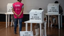 Un empleado del Instituto Nacional Electoral (INE) supervisa el voto de los internos en el Centro de Reclusión Preventiva Varonil Norte durante el mecanismo de voto anticipado para personas en prisión preventiva, promovido por el Instituto Nacional Electoral (INE) en la Ciudad de México, el 6 de mayo de 2024.