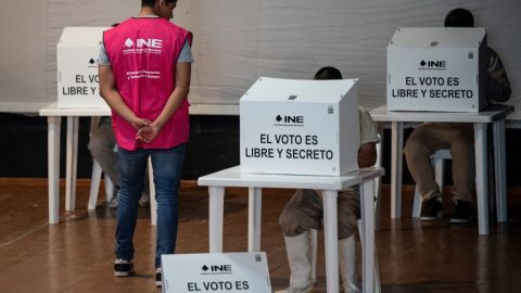 Un empleado del Instituto Nacional Electoral (INE) supervisa el voto de los internos en el Centro de Reclusión Preventiva Varonil Norte durante el mecanismo de voto anticipado para personas en prisión preventiva, promovido por el Instituto Nacional Electoral (INE) en la Ciudad de México, el 6 de mayo de 2024.