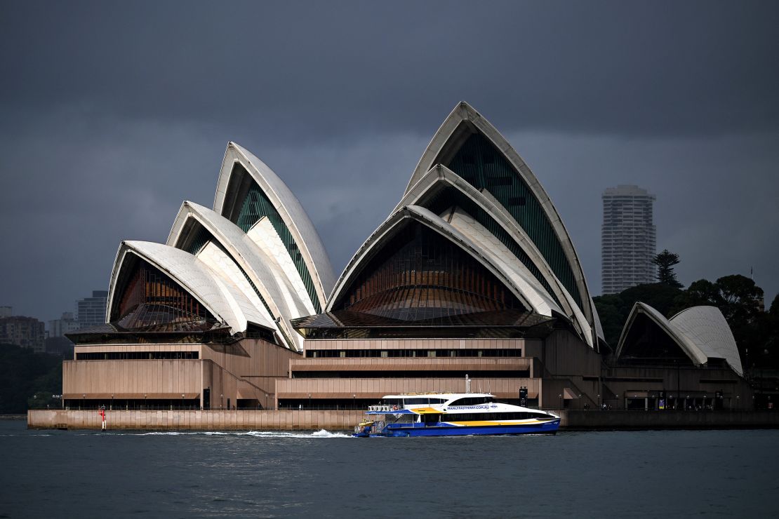 Un ferry de pasajeros pasa por la Ópera de Sídney el 8 de mayo de 2024. Arup consultó sobre la ingeniería estructural del lugar durante su construcción.