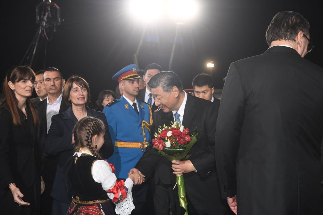 Pemimpin Tiongkok Xi Jinping disambut di bandara di Beograd pada 7 Mei untuk kunjungan kenegaraan dua harinya.