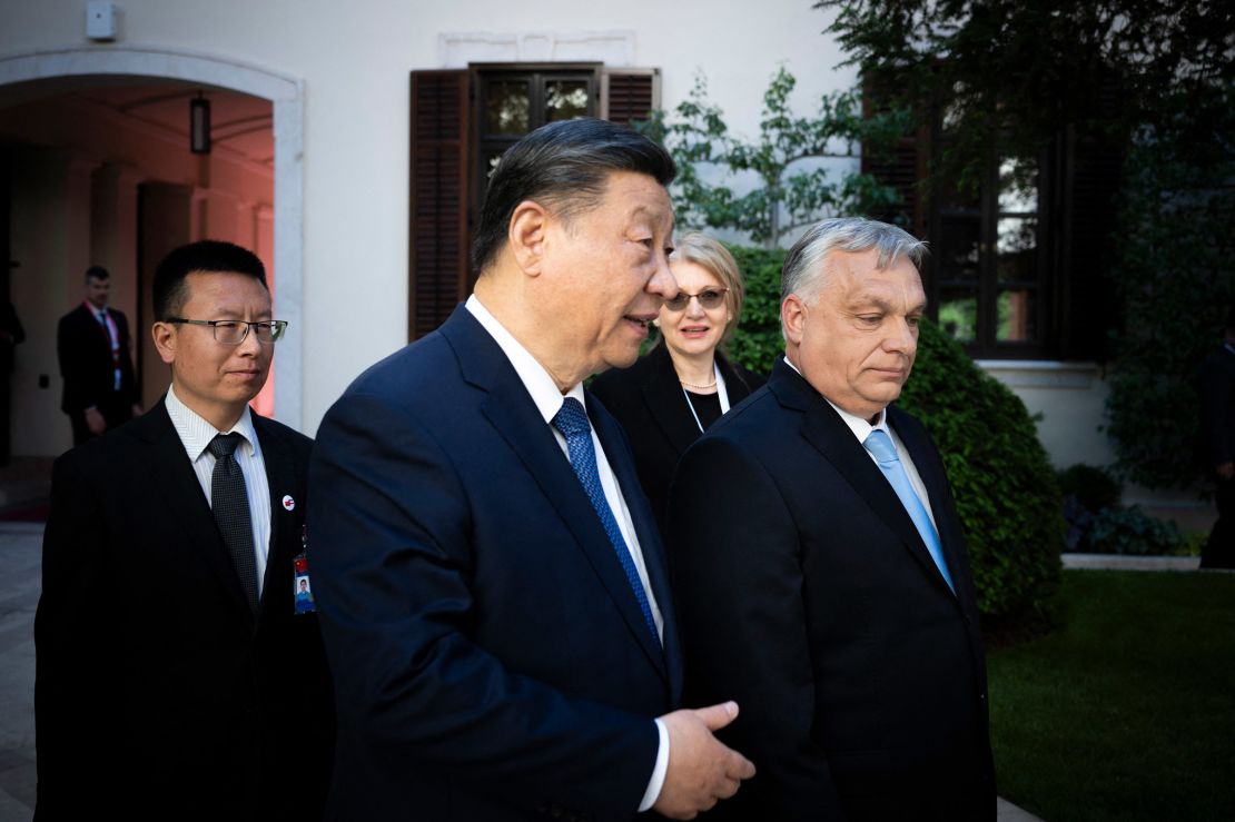 Pemimpin Tiongkok Xi Jinping berbicara dengan Perdana Menteri Hongaria Viktor Orban di Budapest pada 9 Mei.