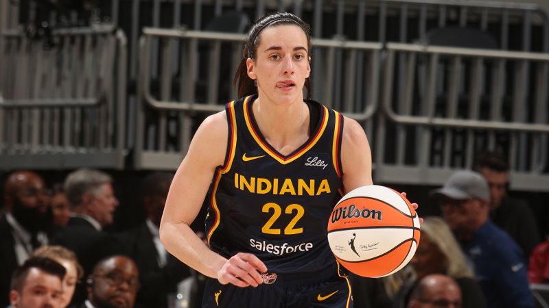 Kaitlyn Clark draws 13,000 fans in her preseason debut at home, as Indiana Fever wins 83-80