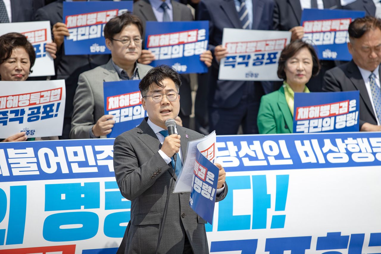 Park Chan-dae, the floor leader of the Democratic Party of Korea, speaks at the emergency action declaration ceremony on the steps of the National Assembly Main Building in Yeouido., on May 10.