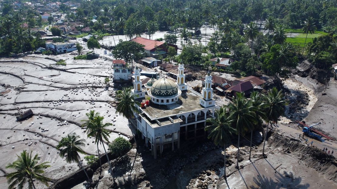 Pemandangan dari udara menunjukkan skala kerusakan setelah hujan lebat selama akhir pekan di desa Lima Kaum, yang terletak di Kabupaten Tanah Datar, Sumatera Barat.