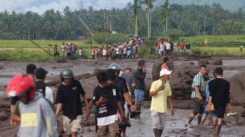 Студен поток от лава и внезапни наводнения удрят Западна Индонезия, убивайки най-малко 37