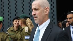Ronen Bar, jefe del Shin Bet, asiste a una ceremonia en conmemoración del Día de los Caídos en las guerras israelíes y las víctimas de los ataques en el cementerio militar del Monte Herzl de Jerusalén el 13 de mayo de 2024.