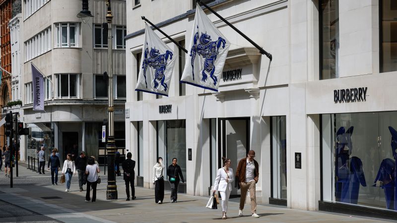 Лондон — Британската луксозна марка Burberry  отчете спад от 34% на годишната си
