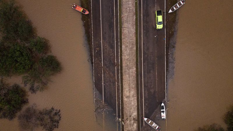 Наводненията в Бразилия разбиха бариери, предназначени да ги предпазят, задържайки водата в продължение на седмици — и разкривайки социалните неволи