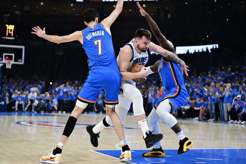Dončić drives to the basket during the game.
