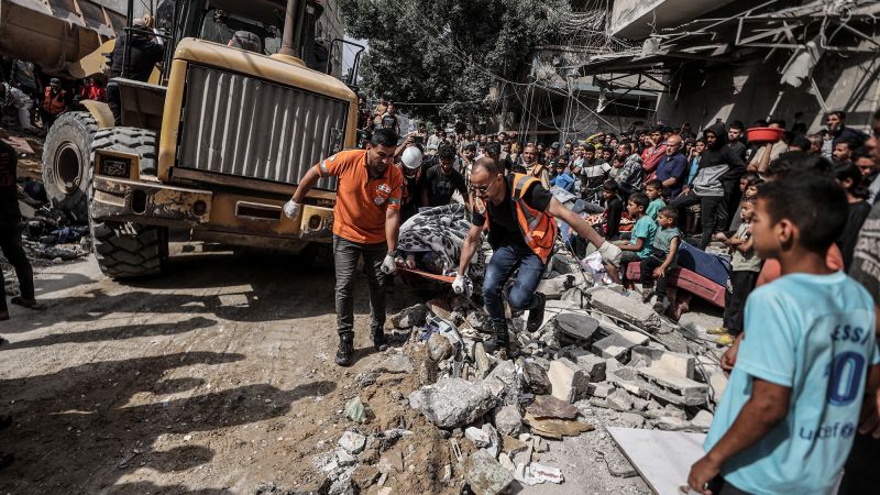 Израелски въздушни удари убиха 36 души за една нощ на две места в централна Газа, твърдят болници