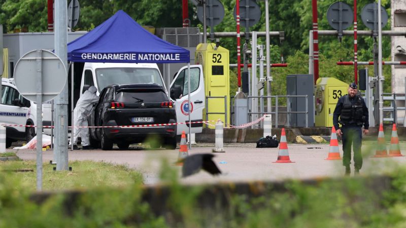 Затворник изскочи от микробуса на френския затвор по време на жестока засада, при която бяха убити 2 пазачи