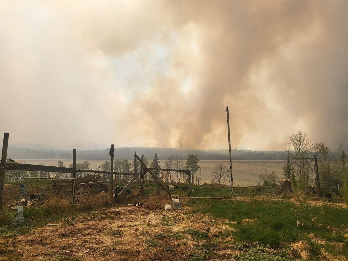 Il fumo si alza mentre l'incendio brucia a Fort Nelson il 14 maggio.