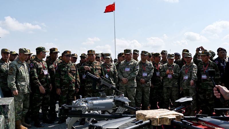 Китайската армия показва кучета-роботи с пушка