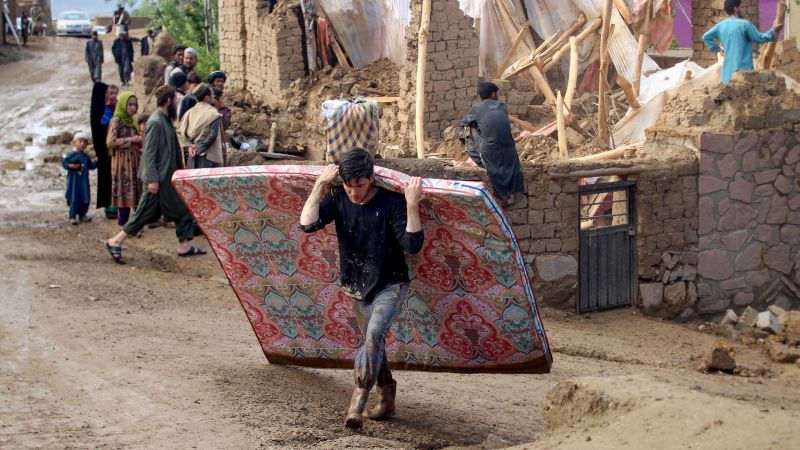 50 убити, десетки изчезнали след наводнение в афганистанската провинция Гор