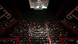 El público aplaude al final de la proyección de la película "Emilia Pérez" en la 77.ª edición del Festival de Cine de Cannes el 18 de mayo de 2024.